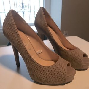 Guess open toe high heels size 7 tan